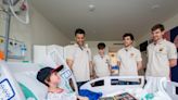 La plantilla del Barça visita a los niños enfermos del Hospital Parc Taulí de Sabadell