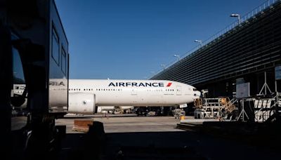 Air France-KLM Looks to Cut Costs as First Quarter Loss Widens