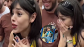 VIDEO | Danna Paola recibe una muñeca de María Belén en Brasil y así reacciona