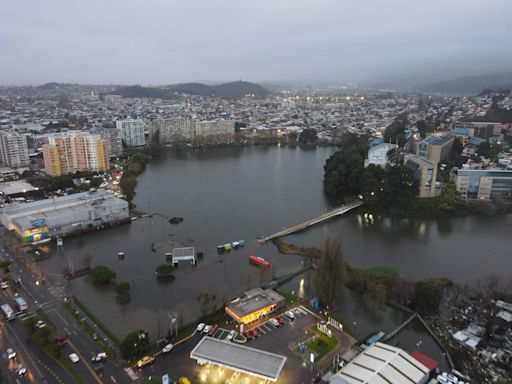 Fuerte temporal en Chile: un muerto, inundaciones en Santiago y alerta por olas de hasta 5 metros en la costa