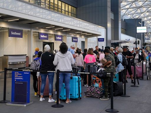 US mandates new airline refund rules, fee disclosures