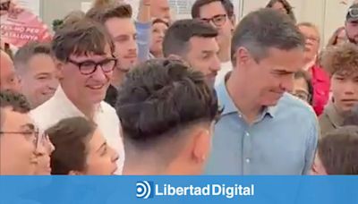 Estudiada reaparición de Pedro Sánchez en una caseta de Barcelona: gritos, selfies y Raffaella Carrá