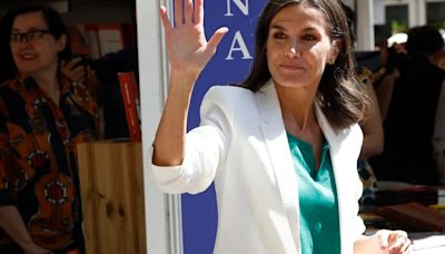 La reina Letizia inaugura la Feria del Libro con un ‘look’ que se ha convertido en habitual: traje blanco y ‘sneakers’