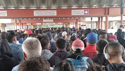 ¡Caos en el Metro CDMX! Varias líneas reportan aglomeraciones y retrasos de 40 minutos