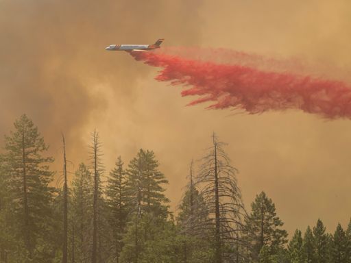 Los bomberos de California hacen progresos mientras los incendios avanzan en el oeste de EEUU