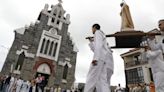 La procesión marinera anima el vermú en San Juan de la Arena: 'Estamos muy orgullosos de nuestro pueblo'