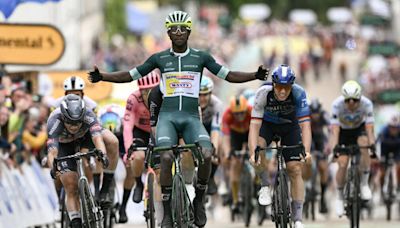 Tour de France : deuxième victoire pour l'Érythréen Biniam Girmay, qui enlève au sprint la 8e étape