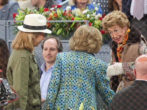 El abrazo de la reina Sofía y Piru Urquijo tras salir a la luz la relación de sus nietos, Irene Urdangarin y Juan Urquijo