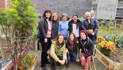 La escuela ‘Tejiendo solidaridad-Auzotik Mundura' analiza la alimentación en dos barrios de Pamplona