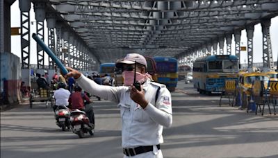 Kolkata Police Traffic Constable Rescues Man From Mob Assault Over Phone Theft Suspicion