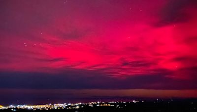 Imágenes impresionantes: aurora austral tiñe de fucsia el cielo del sur de Chile