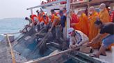 宗教團體澎湖元貝海域放流1500公斤成魚 引發關注