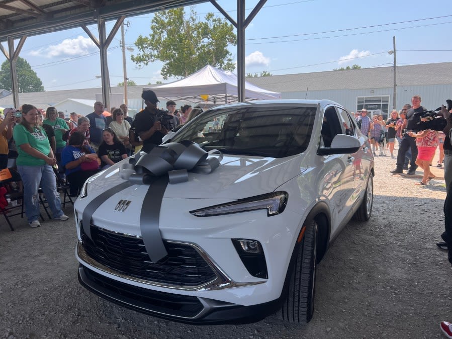 Walker Hayes gifts AGT’s Golden Buzzer winner Richard Goodall a new car