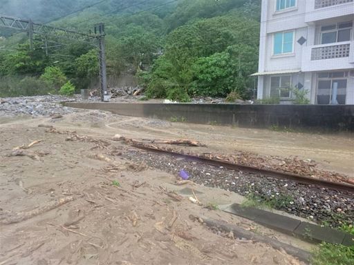 搶通了！土石流溢滿軌道影響通行 台鐵漏夜搶修恢復和仁=崇德雙線通車