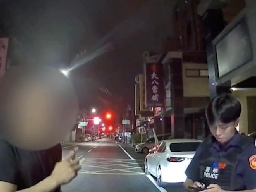 影／高雄通緝犯闖紅燈被警直擊 他邊呼電子煙邊尷尬坦承沒請假