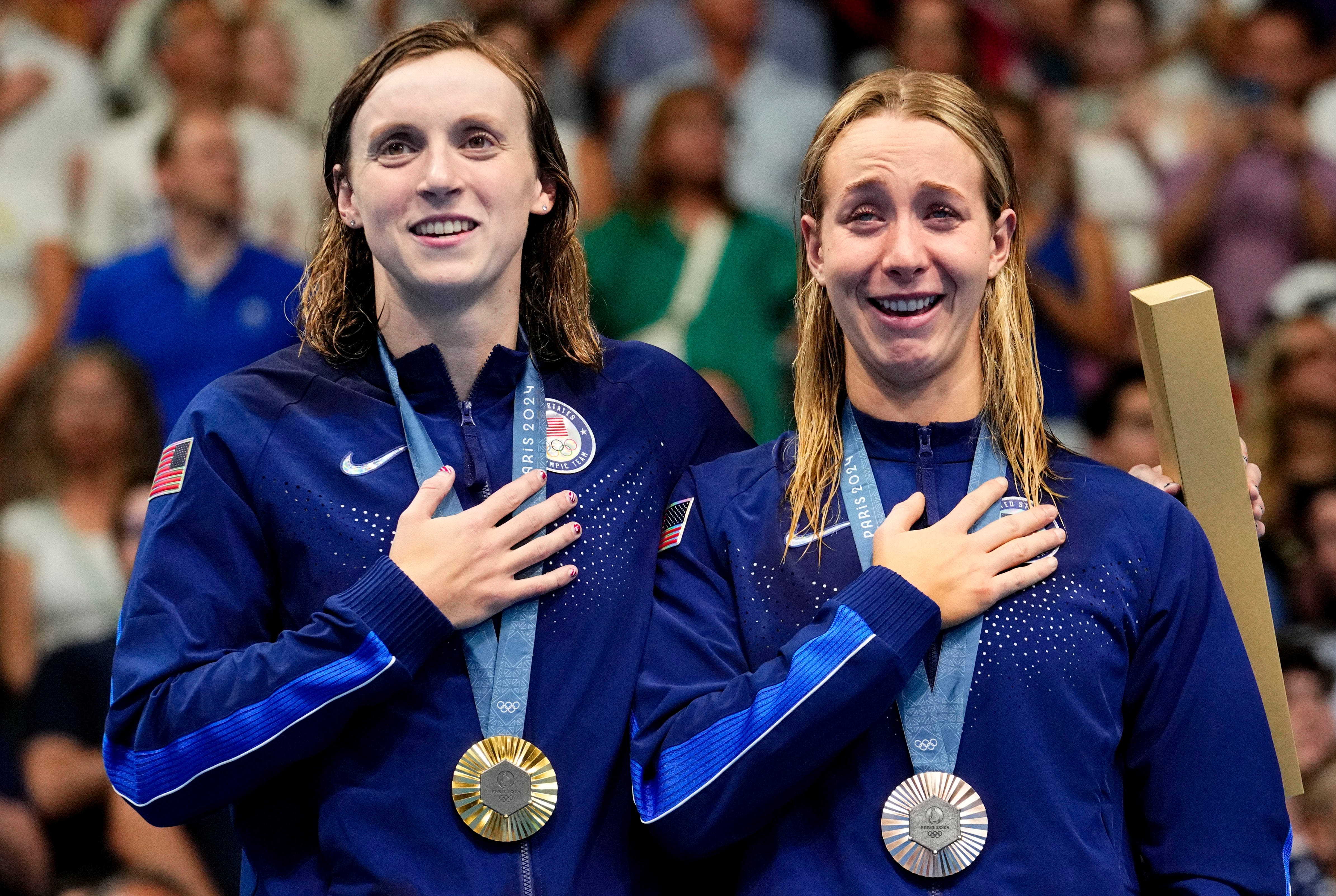 Katie Ledecky cheered on Bobby Finke as he broke 1500m world record, and social media loved it