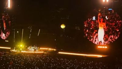Coldplay para su actuación en Barcelona por una chica del público: "¡Es lo mejor que he visto en un concierto!"