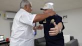 Tras votar, candidato Mulino abraza a Martinelli en la embajada de Nicaragua en Panamá