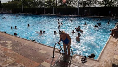 Rescatan a un joven del interior de la piscina de Silla