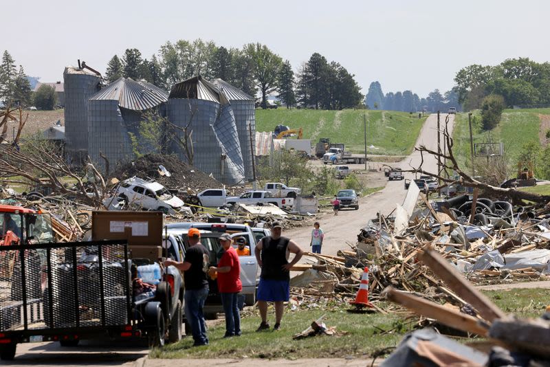 Iowa crews search for survivors after deadly tornadoes