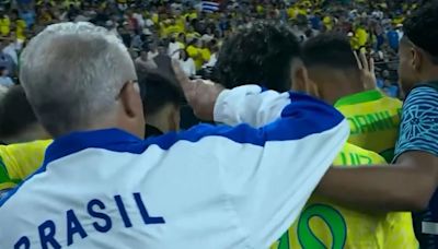 Una imagen que recorre el mundo: la actitud de los jugadores de Brasil con su entrenador antes de los penales contra Uruguay