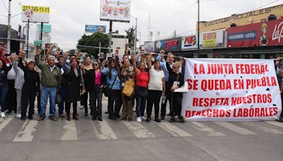 Plantón en la Junta Federal de Conciliación cumple 19 días; mañana habrá reunión de abogados laboristas y representantes de la STPS - Puebla