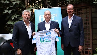 Apparition surprise du prince Albert de Monaco pour la dernière étape du Tour de France