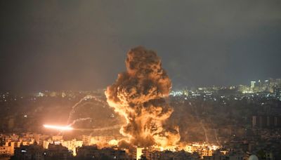 Israel bombardea a Hezbollah en el sur de Beirut, ataca a Hamas en Gaza y espera para golpear a Irán