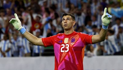 El NUEVO LOOK del Dibu Martínez dejó una INCÓGNITA en el entrenamiento de la Selección argentina