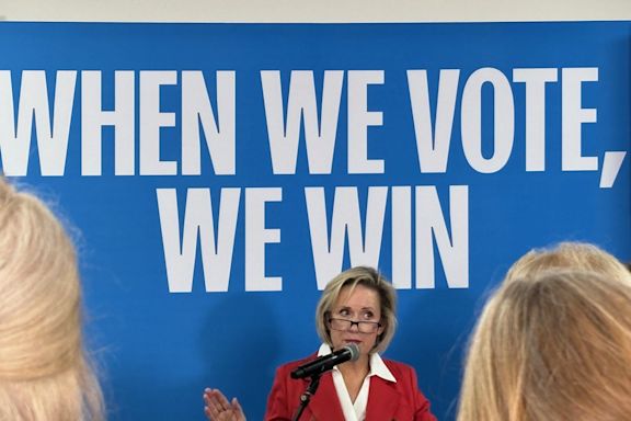 Gwen Walz rallies volunteers working 'to keep Wisconsin blue' at Ozaukee County stop