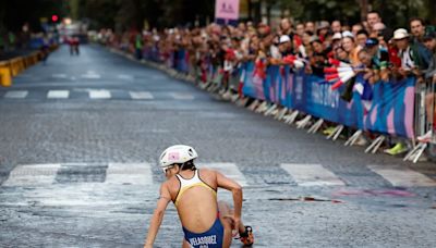 Competidora colombiana en la triatlón de los Juegos Olímpicos sufrió fuerte caída: así fue el accidente de María Carolina Velásquez en París