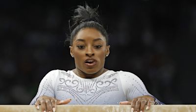 También Biles se cae