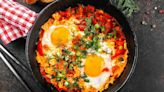 8 Foods You Should Never Try To Cook In A Cast Iron Skillet