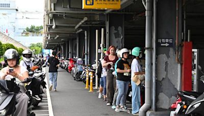 迎韓星機車族塞爆停車場 小港機場加派人手協助離場