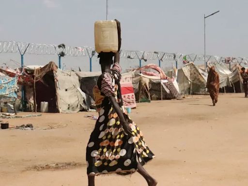 Bajo estrés bélico, los refugiados se agolpan por una garrafa de agua en Sudán del Sur