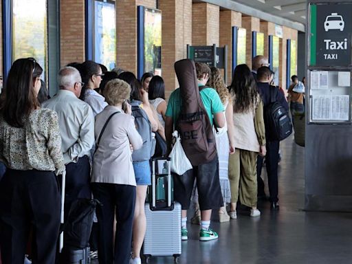 En Sevilla faltan taxis por la noche, los fines de semana y en grandes eventos