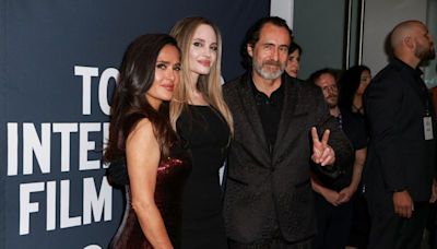 Jolie y Hayek llevan el brillo de Hollywood a Toronto en el estreno de "Whitout Blood"