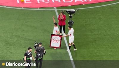 Óliver Torres, homenajeado por el Ramón Sánchez-Pizjuán por sus 200 partidos con el Sevilla