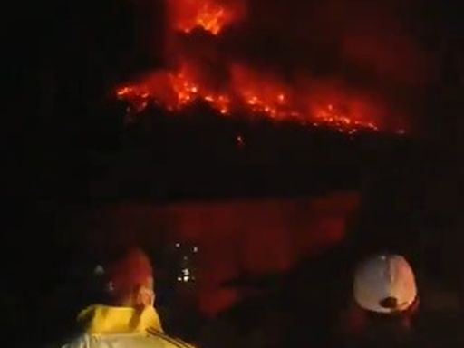Nuvens de gás, raios e detritos: vídeos mostram erupção de vulcão do Monte Ruang, na Indonésia