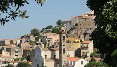 Ce village corse enchanteur où Laetitia Casta "se sent comme chez elle" et qui a séduit de nombreuses stars françaises