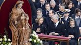 La reina emérita Sofía, de luto y en primera fila en el funeral de Benedicto XVI