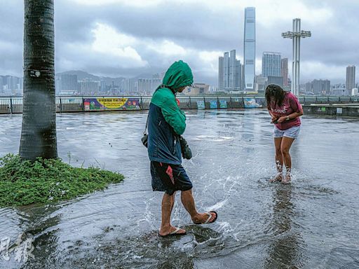 超強颱過境破壞輕 今續狂風驟雨 半晝落波市民稱狼狽 巴士港鐵現上班人潮