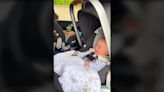 Una madre comparte su truco viral para evitar que los niños lloren al viajar en sus sillas infantiles