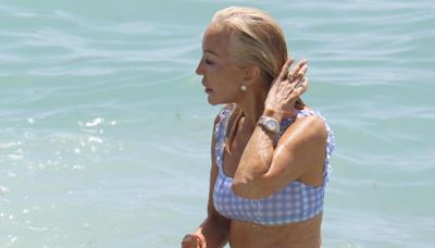 El desagradable gesto de Carmen Lomana al ser pillada en bikini en la playa de Marbella