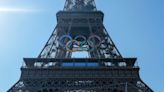 París 2024: la Torre Eiffel ya luce los cinco anillos olímpicos