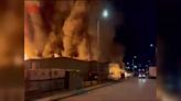 VÍDEO: Espectacular incendio en naves industriales en Polinyà que obliga a confinar a la población