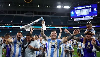 Enzo Fernández reacciona a los dardos en su contra por los cánticos argentinos contra Francia - La Tercera