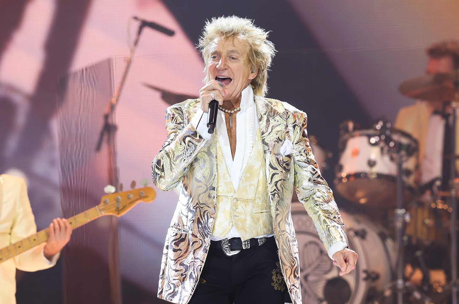 Rod Stewart ‘Having Too Much Fun,’ Extends 13-Year Las Vegas Residency Into 2025