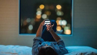 睡眠專家新研究：睡前看手機難入睡賴藍光? 絕大多數人是另有原因......