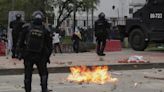 Disturbios en la Universidad Nacional: policías fueron alcanzados por una bomba incendiaria